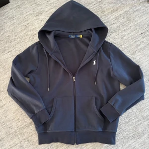 Ralph lauren zip hoodie - Säljer min Ralph lauren zip hoodie, använd en gång, mycket fint skick, storlek S, färg mörkblå. Hör av er vid frågor eller funderingar