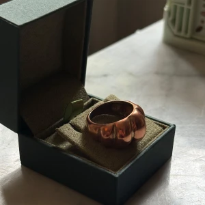 Chunky ring💓 - Snygg och unik ring köpt i Italien💗Sååå cool och snygg. Tyvärr har den rostat en del (se bilder) så därav säljer jag den billigare😊