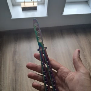 Butterfly kniv för alla ålder - Funkar som nytt, perfekt skick, och perfekt för att göra tricks och allt möjligt. Priset kan diskuteras