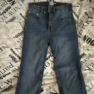 Blå jeans - M - Blå jeans i storlek M men skulle säga mer S. Knappt använda och väldigt fina.