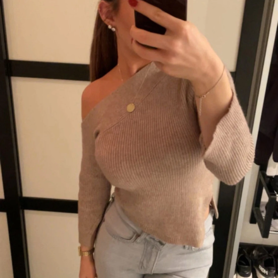 Beige ribbad offshoulder stickad tröja