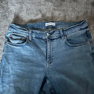 Bootcut jeans från GinaTricot  - Snygga ljusblå bootcut jeans från GinaTricot de är lågmidjade. Perfekta för dig som gillar en avslappnad look.