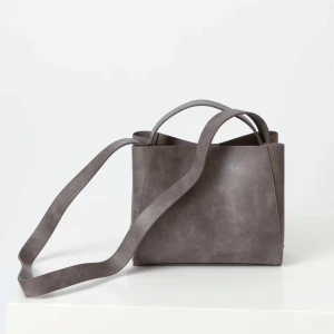 Grå axelväska  - Säljer en snygg väska från Gina använd ett fåtal gånger! 