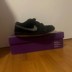 Nike SB Dunk Low svart/grå mocka - Tja, säljer ett par riktigt feta Nike Sb dunk low fog. De är i ett hyfsat bra skick finns tecken på användning. Vid frågor eller funderingar hör av er. Mvh Didrik