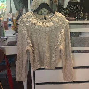 Beige stickad tröja med spets från Zara - Jättefin stickad tröja från Zara, använd kanske en gång 💞