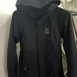 Haglöfs Jacka - En Haglöfs Jacka som bara är använd 1 säsong. Inga tecken på använding på jackan är i fint skick! Storlek XS passar både herr och dam!