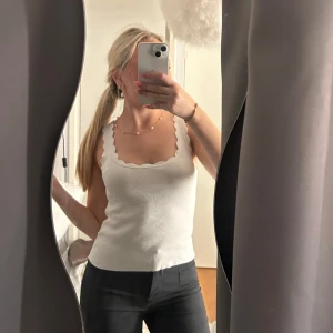 Vitt Linne - Vitt linne från Hm med vågiga band. Supersöt och sällan använd 