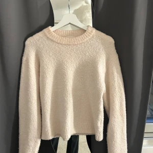 Ljusrosa stickad tröja - Supersöt ljusrosa stickad tröja från Hm. Sällan använd 