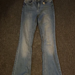 Blå bootcut jeans från vero moda - Snygga blå jeans från vero moda i klassisk bootcut-modell. Jeansen har en ljus tvätt med slitningar på låren och knäna för en cool, avslappnad look. Dessutom jätte bekväma!  