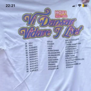 SÖKER!!! Vit Hov1 t-shirt med turnétryck - SÖKER!!! Xs elr s