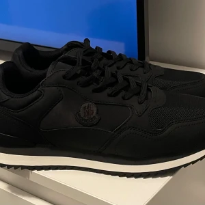 Moncler Skor - Fina stilrena sällsynta Moncler sneakers skor till dundrande pris kommer fint packade i kartong och papper. Finaste på marknaden testade en gång hemma passar alla tillfällen, pris kan diskuteras vid snabb affär.