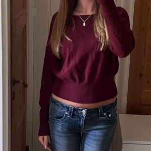 Mörkröd stickad tröja från bikbok  - Mysig mörkröd stickad tröja med bred, ribbad halsringning och långa ärmar från bikbok, perfekt till hösten!💕OBS har lite små noppror över hela tröjan men inget man lägger märkte till så mycket 