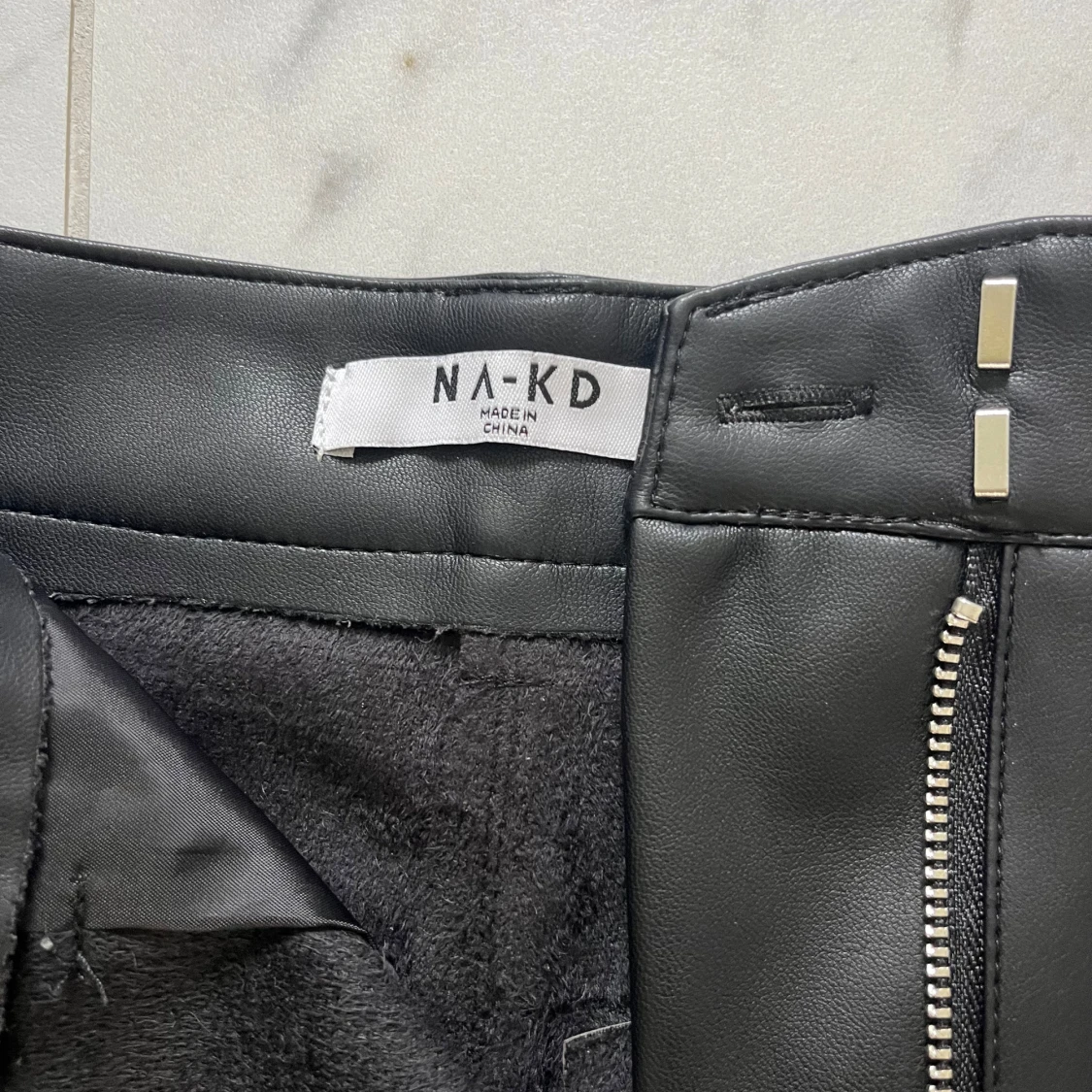 Svarta kostymbyxor i skinnimitation NA-KD - 3