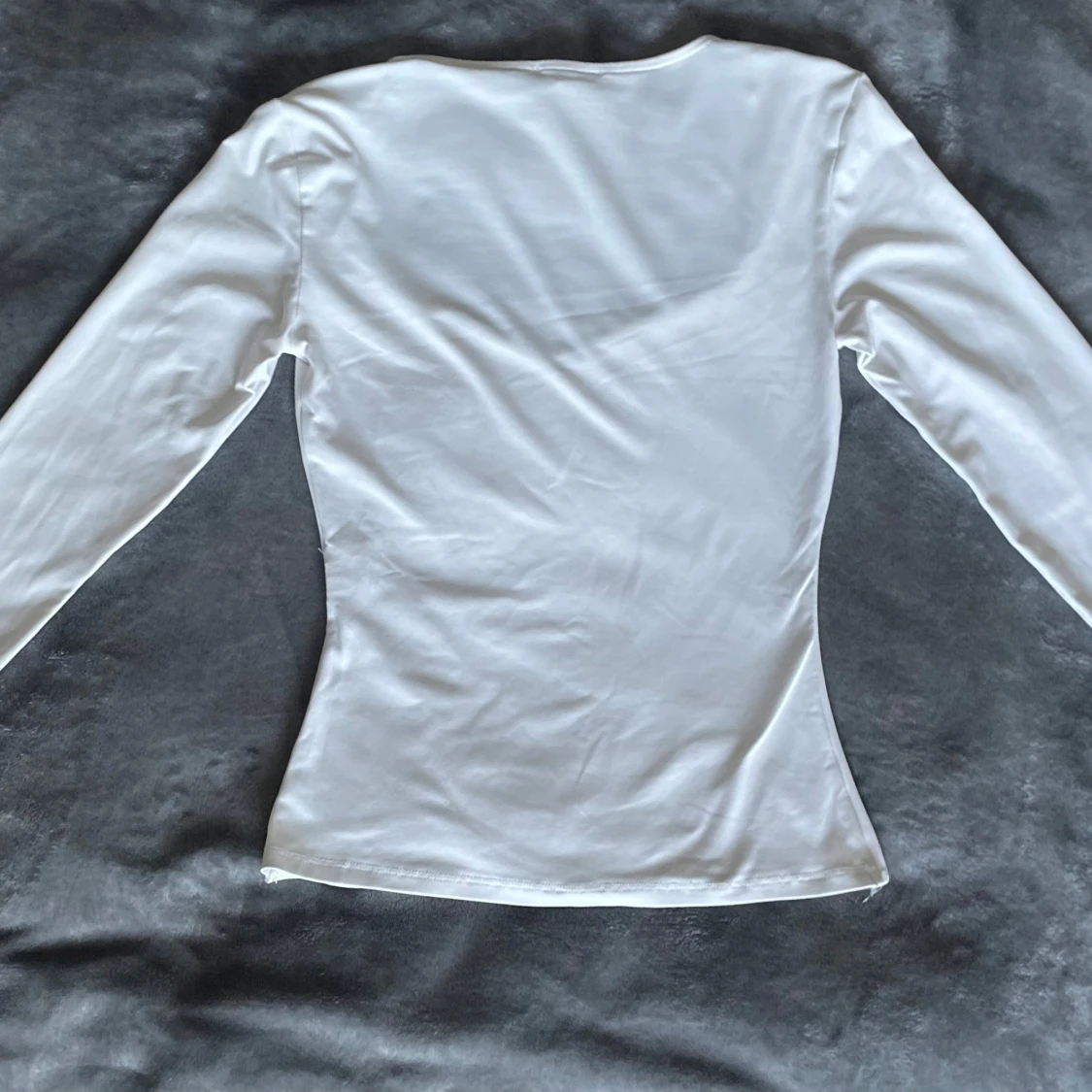 Vit långärmad topp med fyrkantig ringning - 2