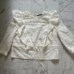 Vit blus Gina Tricot  - För liten för mig💞💞