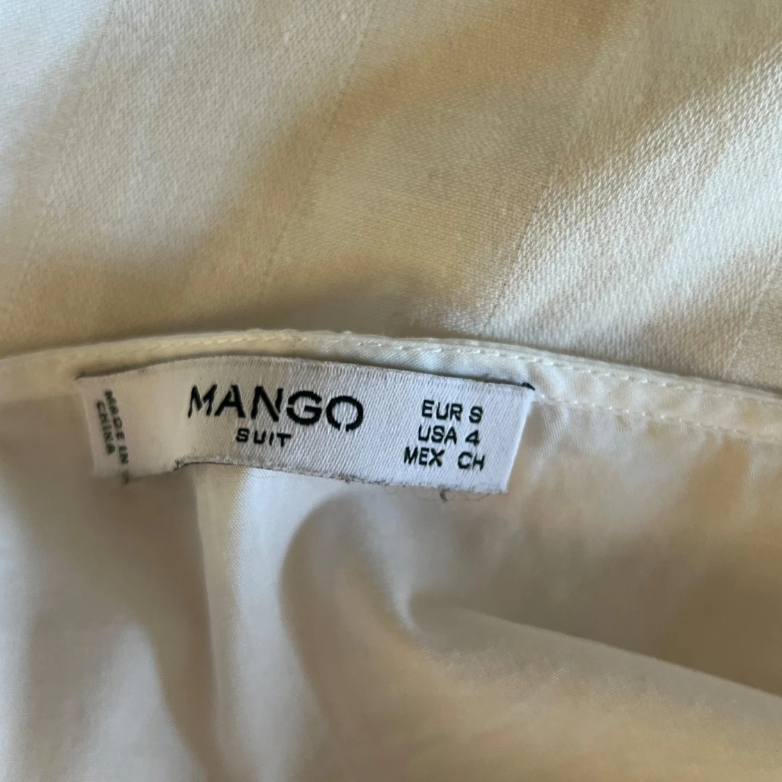 Vit blus med volangärmar från Mango - 2