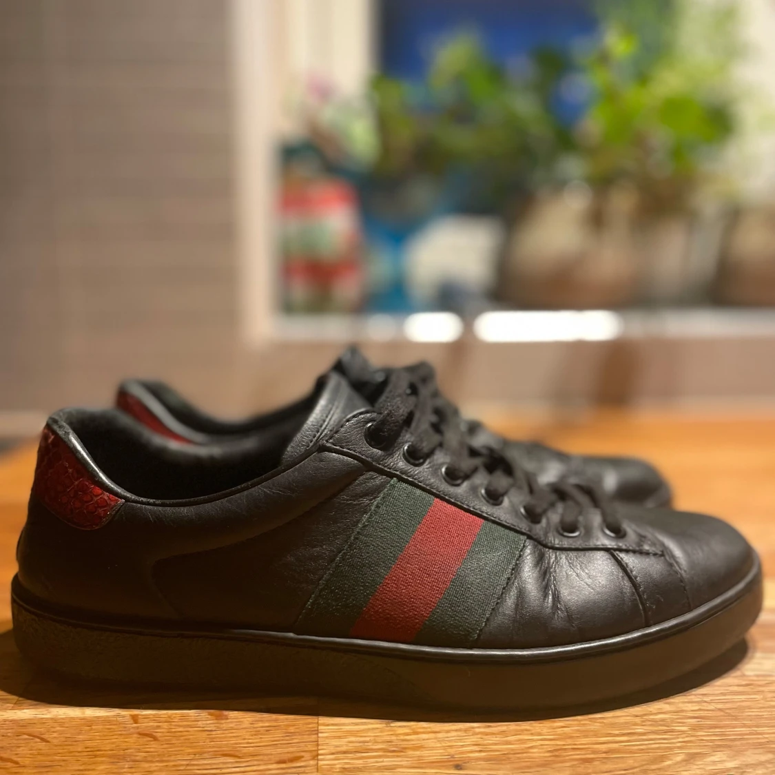 Gucci svarta sneakers med röd/grön rand - 2