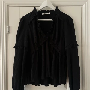 NAKD blus  - Jättefin NAKD blus med volang 🥰