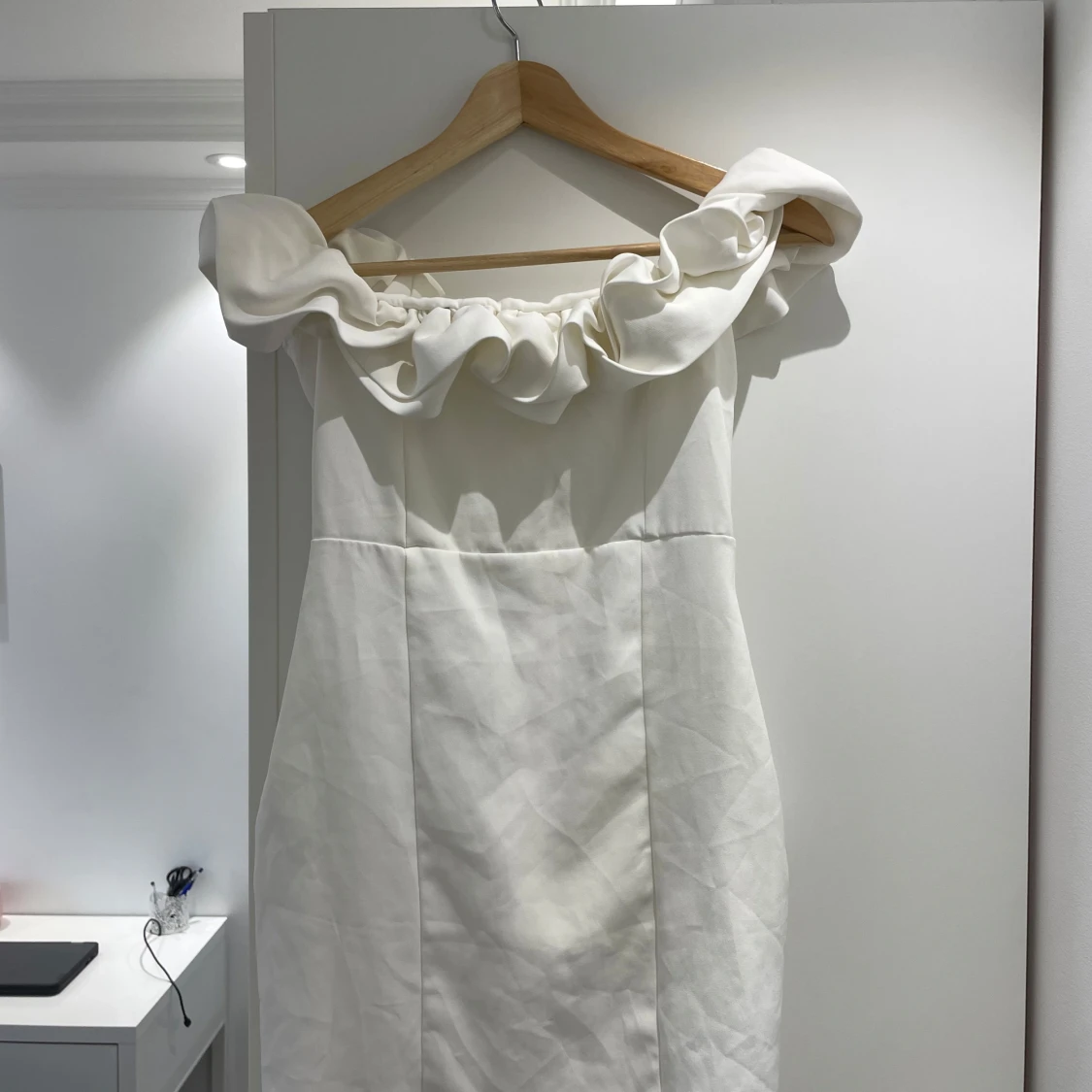 Vit kort klänning med volang - 2