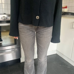 Grå bootcut jeans från Levi's - Säljer dessa snygga ett par bootcut gråa Levi's jeans! De är i grå tvättad färg och är verkligen perfekt nu till hösten. Köpte dom här på en secondhand butik i Paris och säljer då de är för stora för mig (min kompis på bilden). OBS! De har en fläck på höger ben under knät, men tycker inte att det är något som syns när man har de på. Om ni har några frågor eller under om bilder skriv!