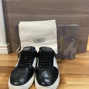 Valentino Flycrews  - Hej säljer nu dessa Svarta Valentino Flycrews. Storlek 40 men passar även 41. Skorna är i ett Väldigt gott skick 9/10 alla nitar kvar. Dustbag och låda finns 