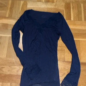 Mörkblå långärmad topp med spets från intimissimi  - Mörk blå tröja från intimissimi 