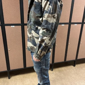 Zadig field javket  - Zadig field jacket, skick 9/10. Killen på bilden är 182cm