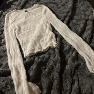 Vit fluffig stickad tröja H&M Divided XS - Supermjuk och fluffig vit stickad tröja från H&M Divided i storlek XS. Tröjan har långärmade ärmar och en lätt croppad passform. 