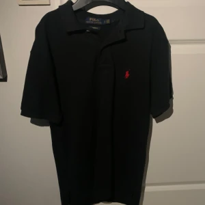 Raph lauren piké  - Tja! Säljer min svarta polo piké den nästan till ny och har inga defekter. Vid minsta fråga eller fundering hör av dig!🙌 Pris kan diskuteras!