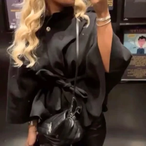 Missay poncho - Missay poncho i mörkblått, med prislappen kvar aldrig använd💗Men såså fin