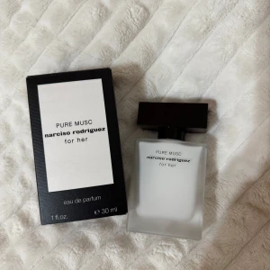 Narciso Rodriguez Pure Musc 30ml - Supergod parfym perfekt som den är eller till layering, kommer dock inte till användning och är endast testad. Köpt för 680kr 💗
