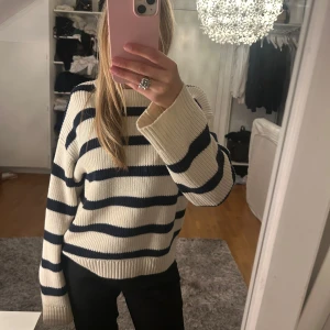 Randig stickad tröja  - Mysig stickad tröja som kommer ifrån BikBok och är i storlek xs