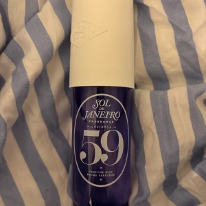 Sol de Janeiro Cheirosa 59 Perfume Mist - Sol de Janeiro Cheirosa 59 Perfume Mist. Enbart testad vid enstaka tillfälle! Doften har inslag av vaniljorkidé, sötad viol och sandelträ. Flaskan rymmer 90 ml💜