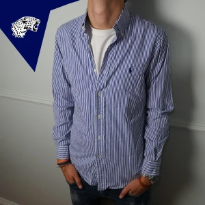 RALPH LAUREN SKJORTA  - Fet randig skjorta från Ralph Lauren | Skick: 8.5/10 | Strl: S | Hör av dig om du undrar någonting!