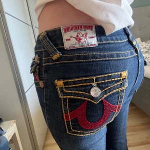 True religion - Jätte snygga true religion jeans med röda ditaljer. Säljer då dom inte kommer till användning❤️ 
