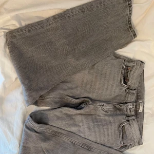 Gråa straight jeans från Gina Tricot - Säljer ett par gråa jeans från Gina Tricot. De är midwaist, straight och i storlek 34. 