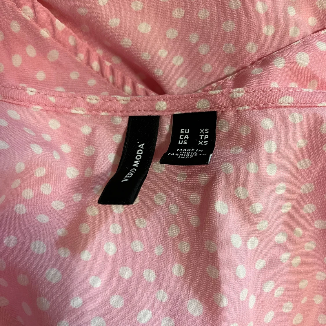 Rosa prickig omlottklänning Vero Moda - 2