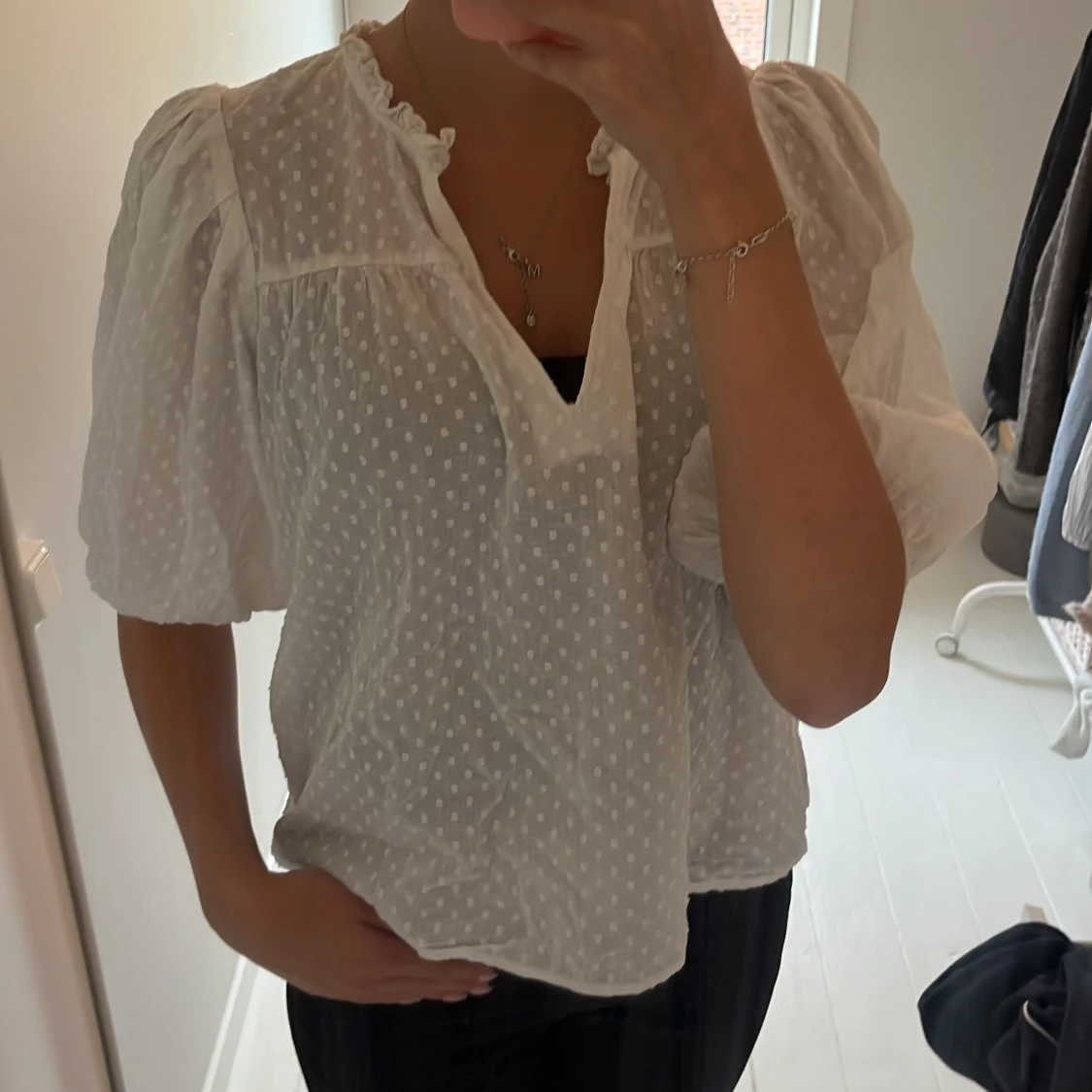 Vit prickig blus med puffärm
