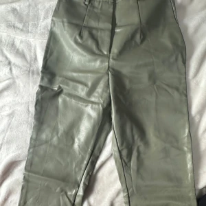 Gröna skinnbyxor från Missguided -  gröna skinnbyxor från Missguided i modellen Tall. 