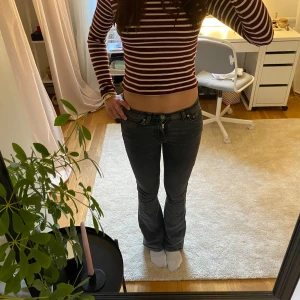 Svarta bootcut jeans - Snygga svarta bootcut jeans. Sydda mellan benen (se sista bild) men syns inte när man har på sig dom. Skriv för frågor eller flera bilder. Pris kan diskuteras vid snabb affär!💕