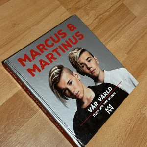 Vår Värld - Upptäck Marcus & Martinus värld med över 300 nya bilder! Följ med bakom kulisserna, på turnéer och i vardagen. Perfekt för dig som älskar musik, inspiration och att lära känna dina idoler på djupet. Boken är gammal från 2016 2017