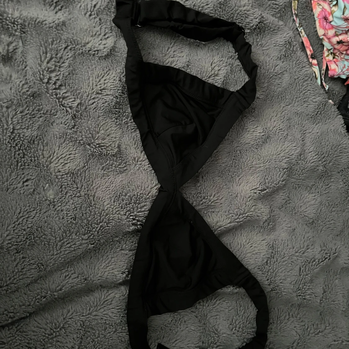 Svart bikiniöverdel med spänne