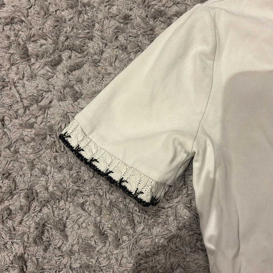 Vit t-shirt med spetsdetalj från Zara - 1