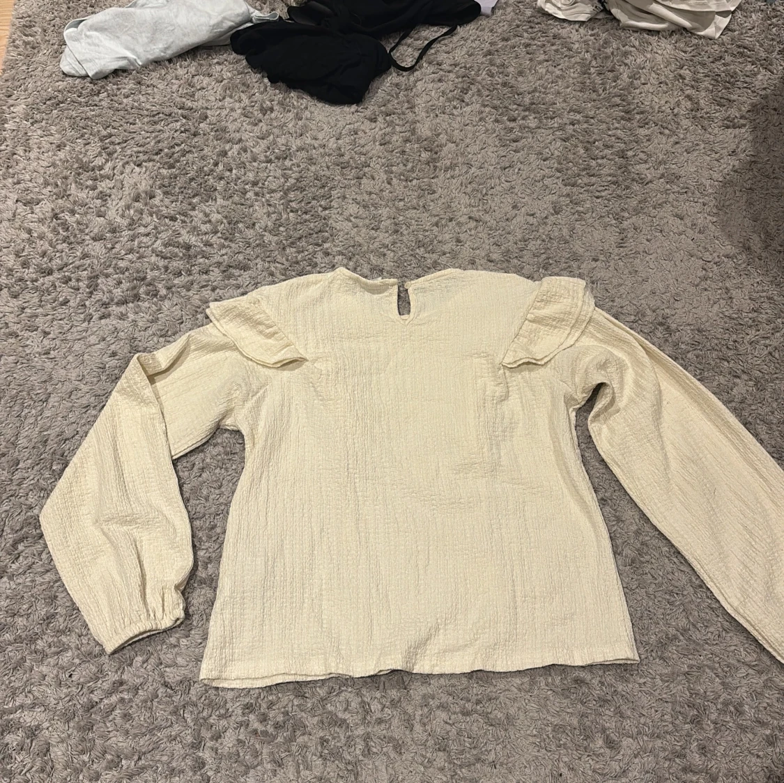 Beige blus med volang från Zara - 2