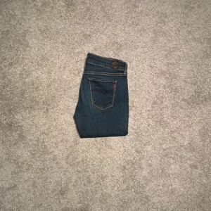 Levi's mörkblå jeans - Mörkblå skinny jeans från Replay. Jeansen har en bra passform och är tillverkade i stretchigt denim för extra komfort. Perfekta till vilket tillfälle som helst! Skriv till mig ifall ni har prisfrågor eller andra frågor. Använda en gång!!!