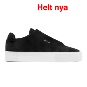 Svarta sneakers från Axel Arigato laceless - Helt nya sneakers med allt som tillkommer i boxen (inkl klistermärkena). Vill bli av med så fort som möjligt så pris kan diskuteras.
