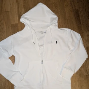 Vit hoodie från Polo Ralph Lauren - Vit Ralph Lauren hoodie som aldrig använts då den inte passade priset är inte hugget i sten