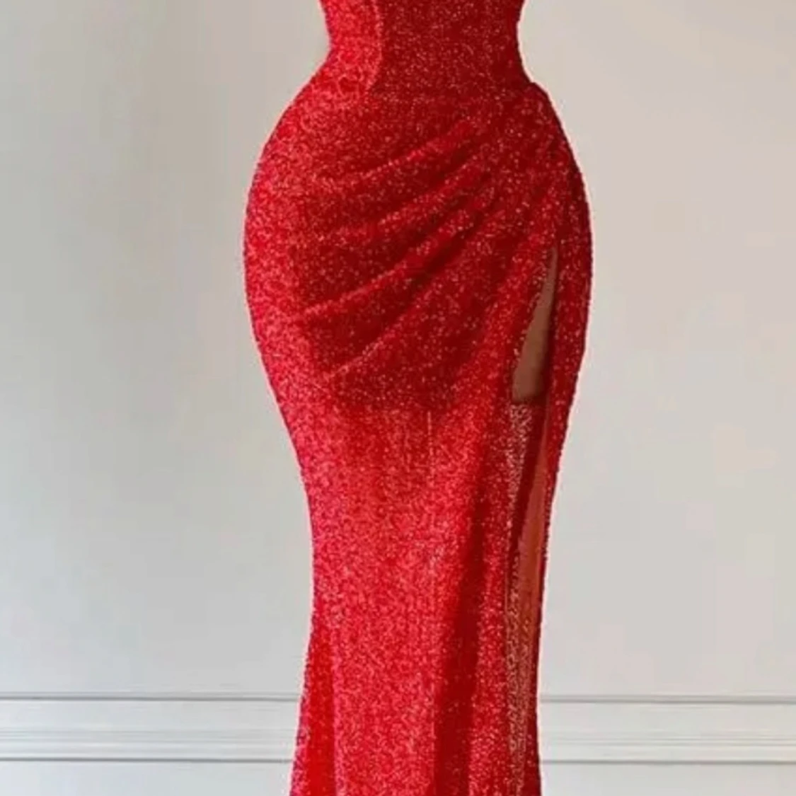 Röd glittrig långklänning med slits