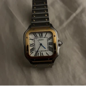 Seiko klocka  - Hej! Säljer nu en mycket fin Seiko Santos Mod. Använd någon enstaka gång och är i nyskick. Om klockan: NH38 Automatisk Seiko rörelse. 316L Stainless steel.. Gedigen och tung. Verktyg till länkar ingår. Perfekt att använda inför sommaren med en härlig Santos modell som verkligen sticker ut från resterande klockor. Sänker pris vid snabb affär.  OBS. Checka gärna min profil samt omdömen om du är skeptisk över vem det är som säljer😁