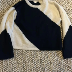 Svart och beige tröja från Gina Tricot - Säljer en snygg svart och beige tröja från Gina Tricot. Tröjan har ett diagonalt mönster och långa ärmar. Perfekt för en stilren look.